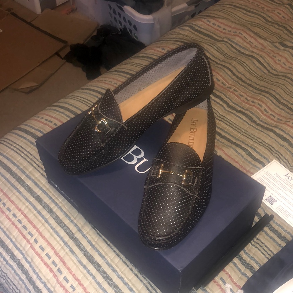 I am selling Jay Butler’s Millbank Bit Loafer, size 10.5. Perforated Dark Brown